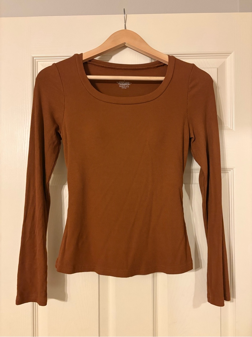 Chicme Women's Long Sleeve Scoop Neck Top w/ Built-in Bra